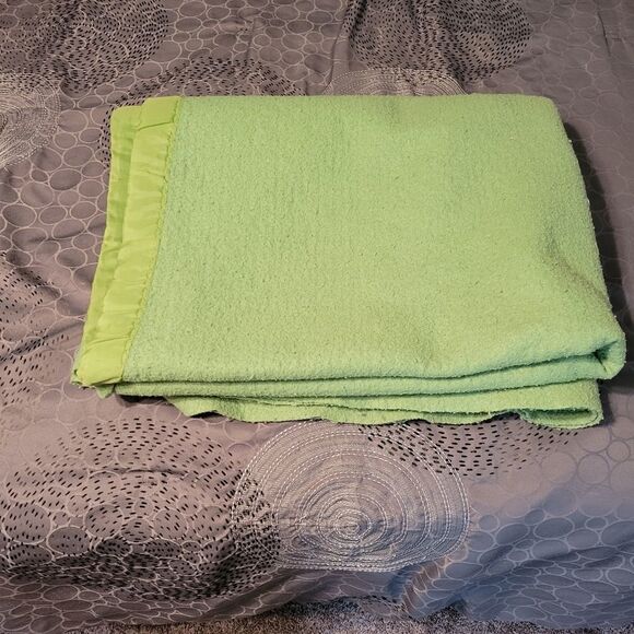 1950s vintage warm wooly bed blanket, pure wool blanket w/ satin binding - Picture 16 of 16